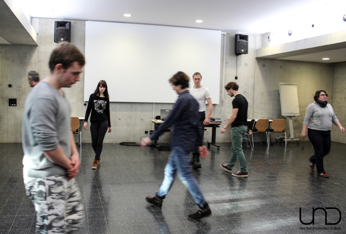 Im durch den Raum Gehen werden die Spieler nach und nach zu ihrer eigenen Figur.