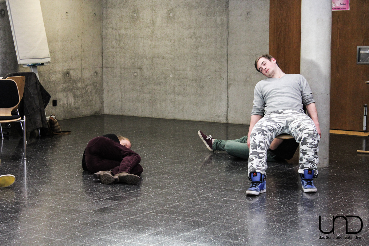 Die Spieler kreieren zu ihren «Egos» einen eigenen Tagesablauf, die einen schlafen noch…