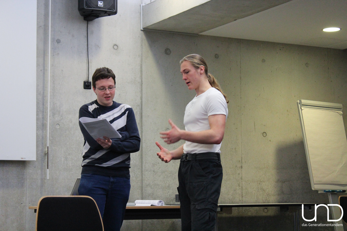 Die Spieler erarbeiten Zweierszenen, bei denen ihre Charaktere aufeinandertreffen. Mike (links) und Jonas (rechts).