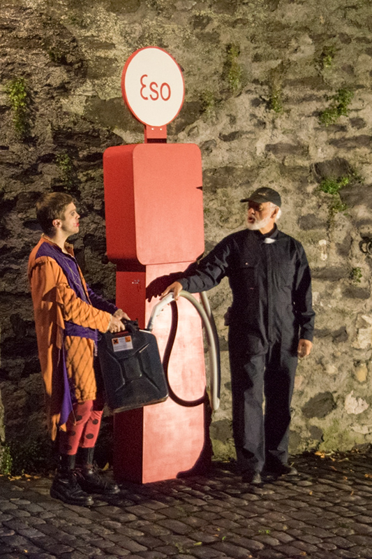 «Knorrli» füllt seinen Benzinkanister.