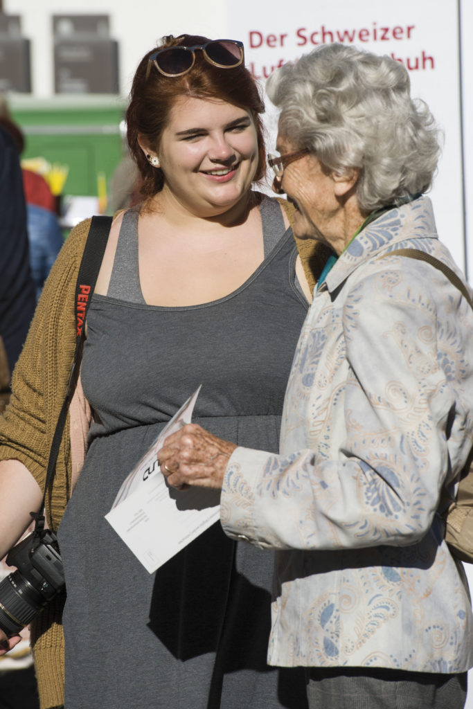 UND-Fotografin Alexandra Stoll im Gespräch am Seniorenmärit 2014. - Bild: Herbert Schweizer