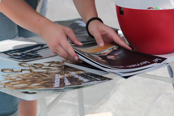 Verteilt wurden hauptsächlich ältere UND-Ausgaben. Zudem Buttons für die Tour. Bild: Selina Wittwer