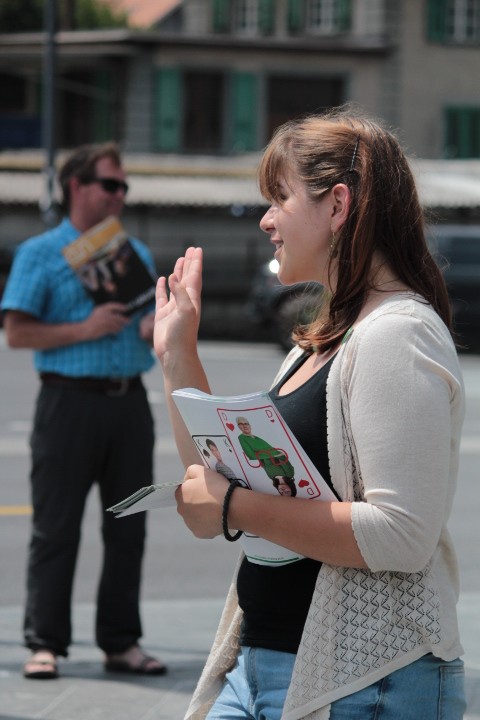 Die OK-Präsidentin Tanja Mitric macht gleich selbst Werbung und verteilt den Interessierten Flyer und Magazine. Bild: Selina Wittwer