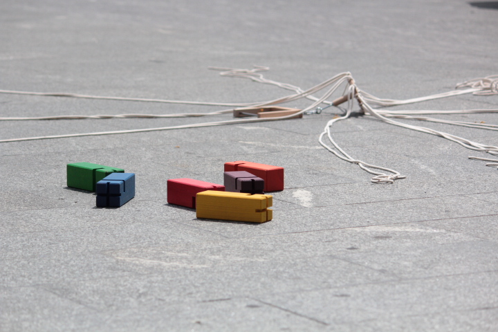 Das Fröbelturm-Spiel – hier gerade nicht in Betrieb lockte ebenfalls Interessierte an. Bild: Selina Wittwer