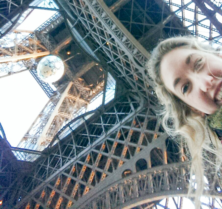 Hoffnungen in Paris – UND-Autorin Sarah Liebi unter dem Eiffelturm. – Bild: zvg/Sarah Liebi