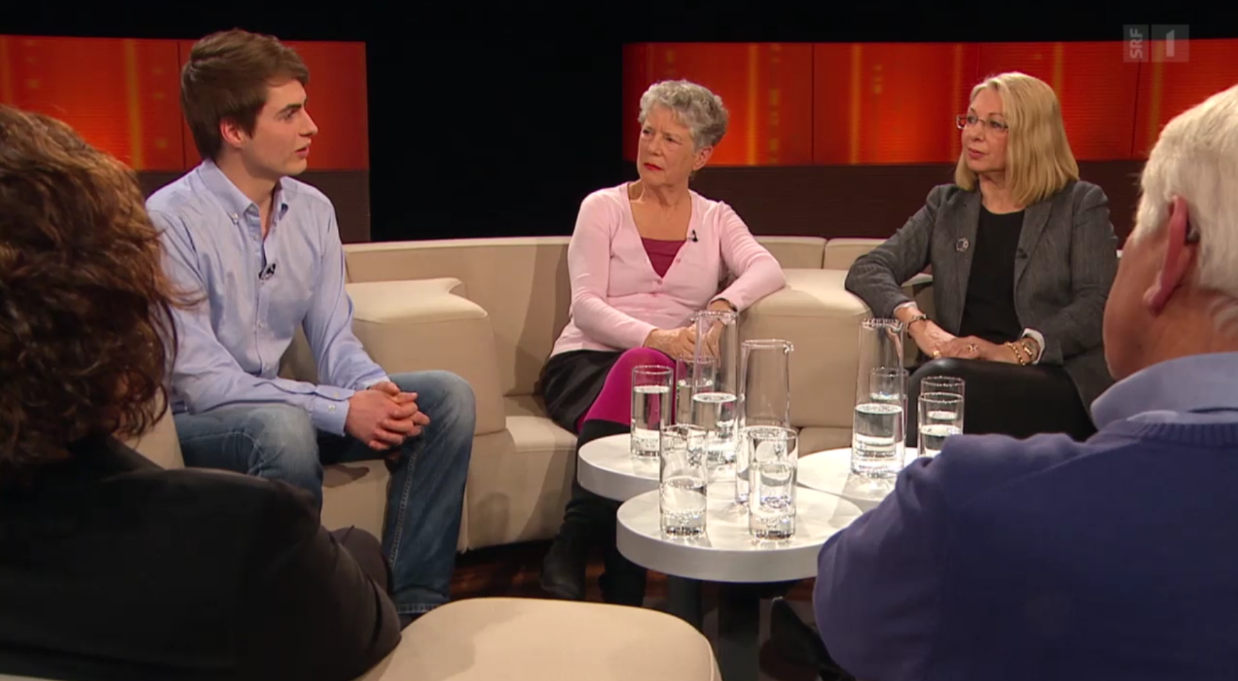 Heidi Witzig (Bildmitte) von der Grossmütterrevolution. – Bild: SRF/Screenshot