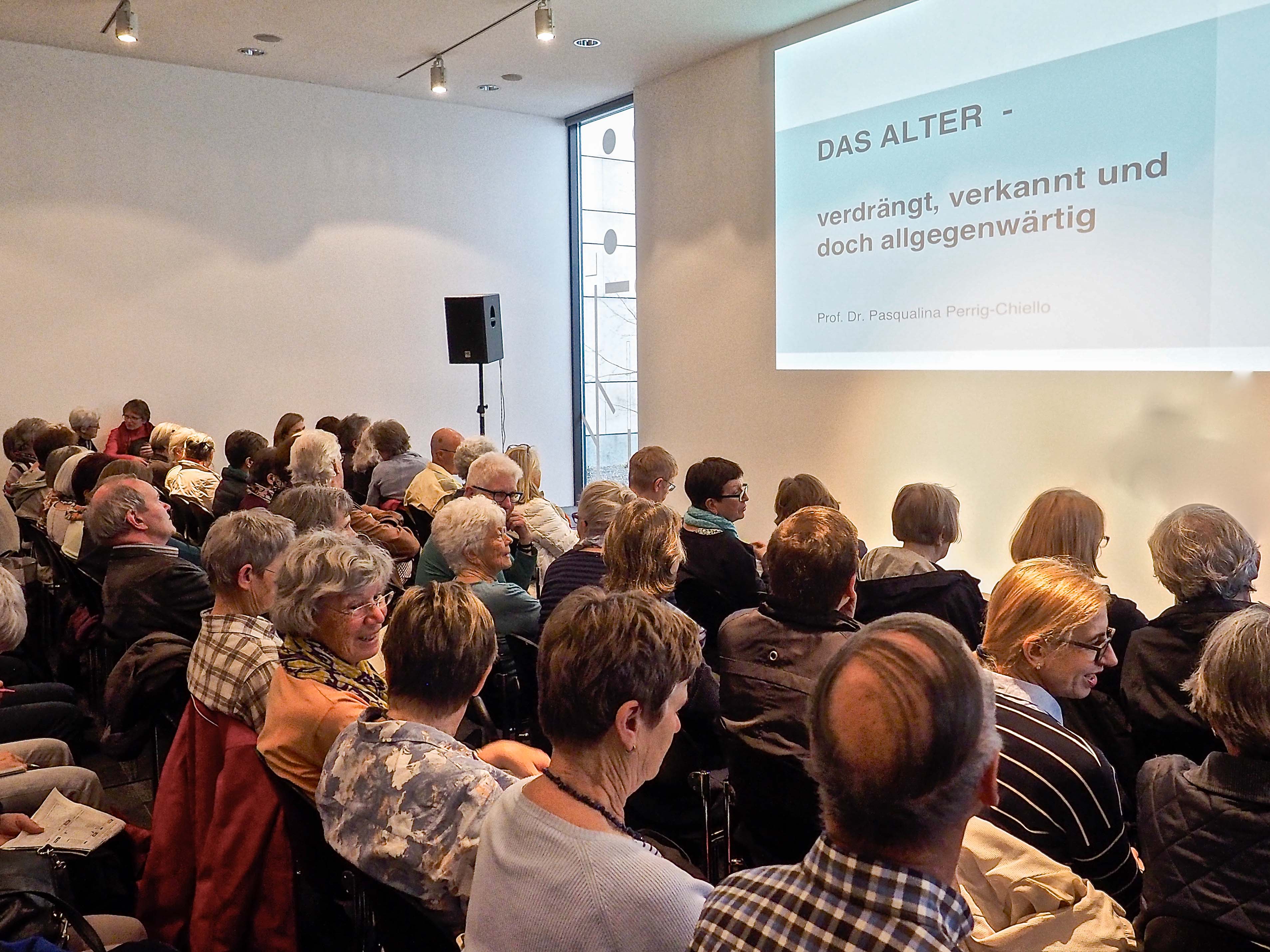 Im Publikum sitzen vor allem ältere Leute. – Bild: Paul Durrer