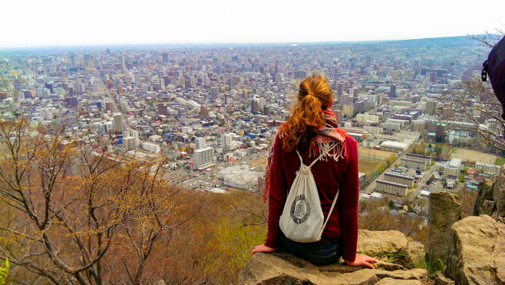Mein Ausblick auf die Stadt Sapporo. – Bild: Sarah Liebi/zvg
