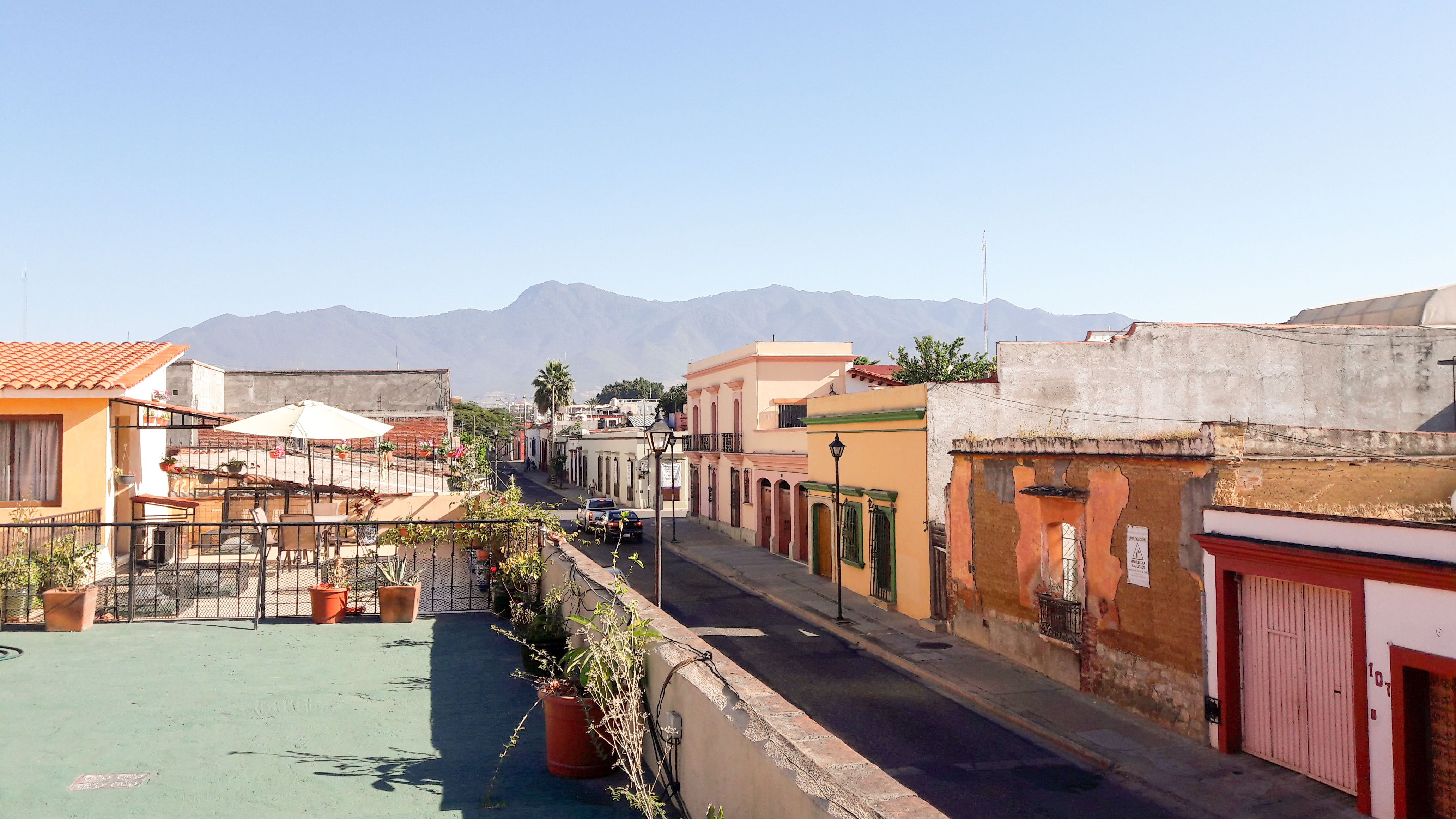 Die Aussicht von meiner Terrasse – hier wohne ich für den Moment. – Bild: Annina Reusser