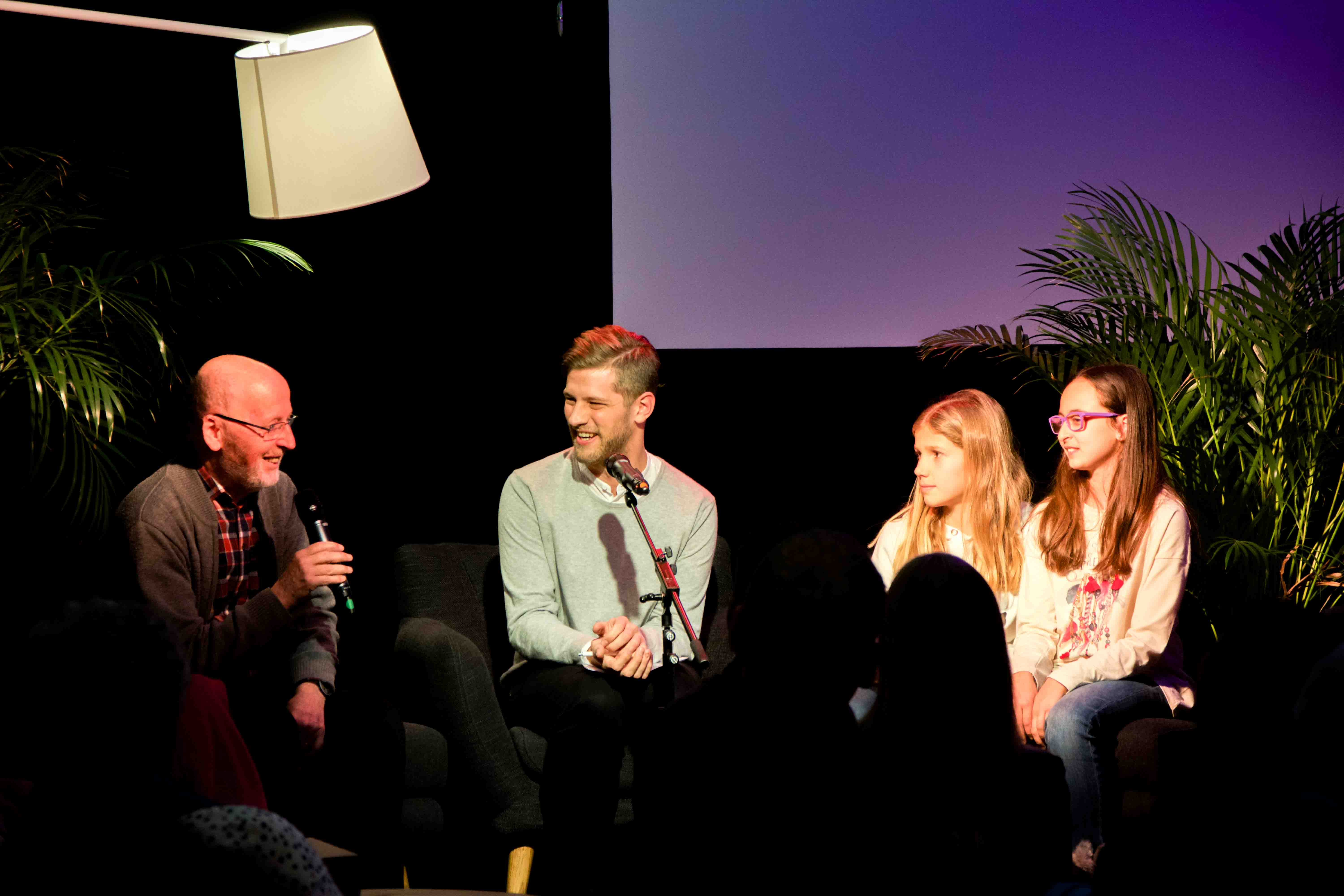 Auf einer Bphne: Jung und Alt. – Bild: Demian Thurian