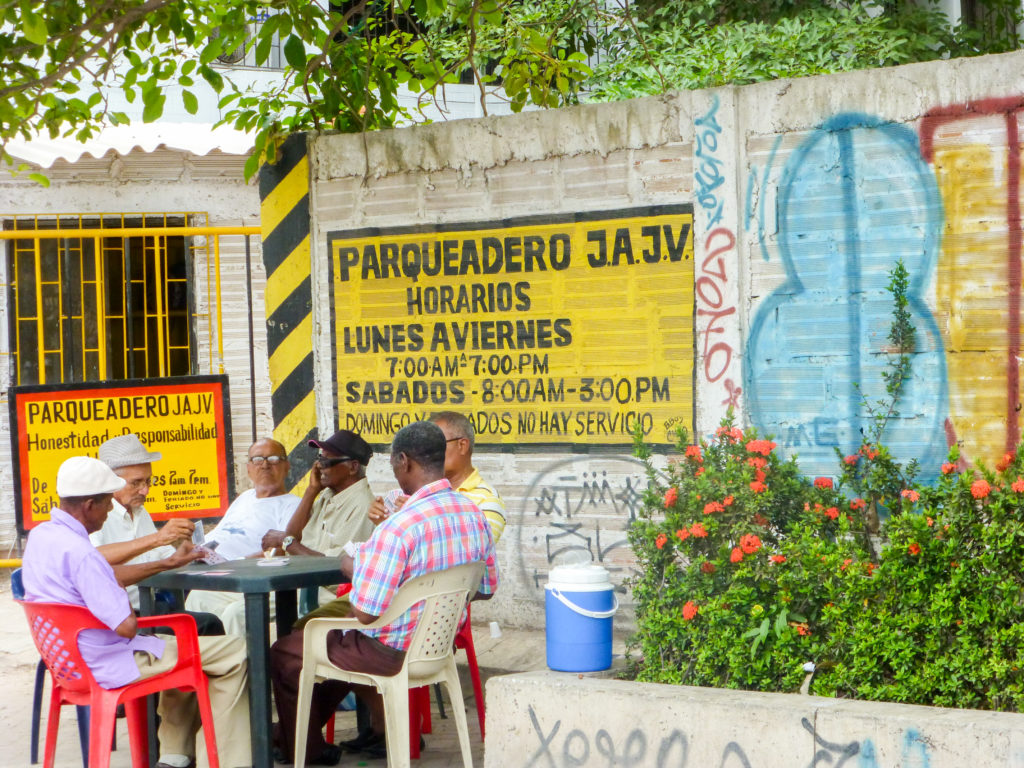 Lebensfreude und Gemütlichkeit beim Kartenspiel in Cartagenas Gassen. – Bild: Sarah Hämmerli