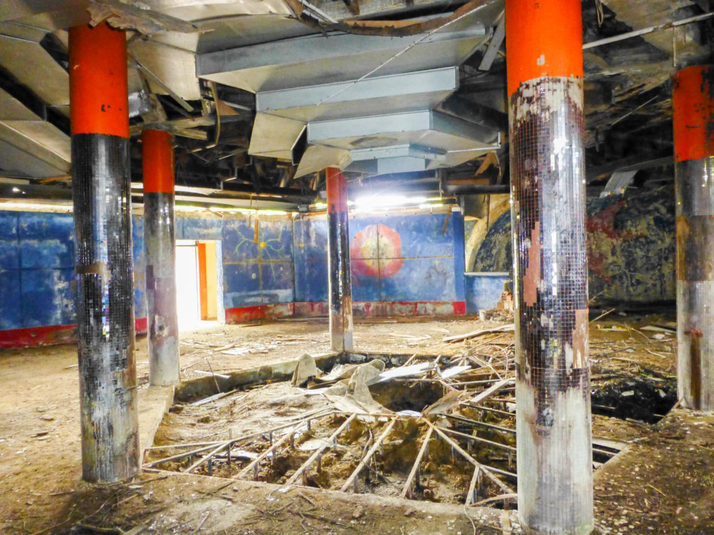Hier wurden rauschende Feste gefeiert – die Privat-Diskothek des Drogenbarons Carlos Lehderrbe. – Bild: Sarah Hämmerli