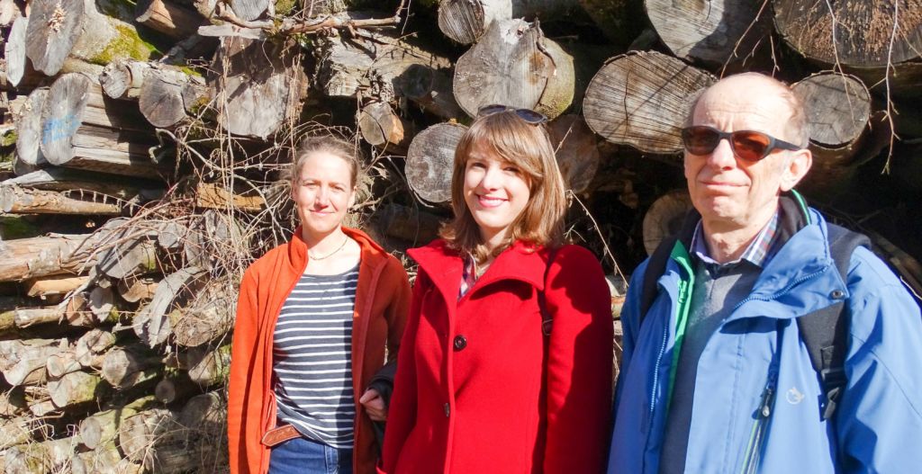 Rahel Schönthal mit den UND-Mitarbeitern Sarah Hämmerli und Jürg Krebs. – Bild: Walter Winkler