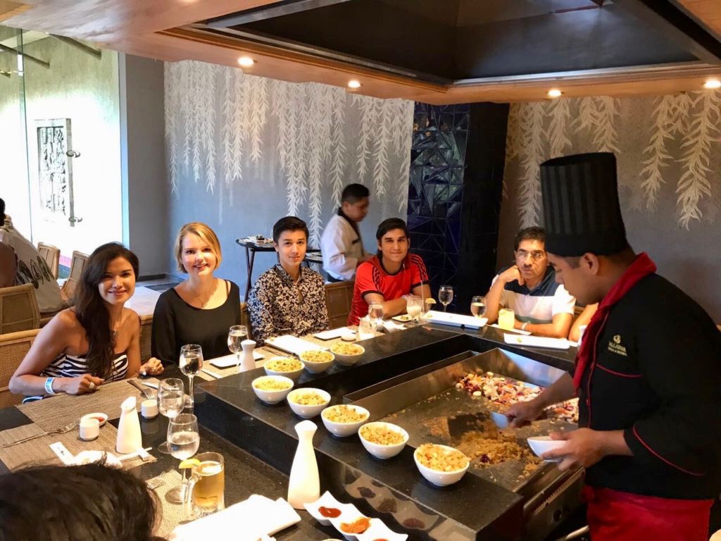 Mi familia en México y yo (meine Familie in Mexiko und ich). Ella ist die zweite von links. – Bild: Ella Lory