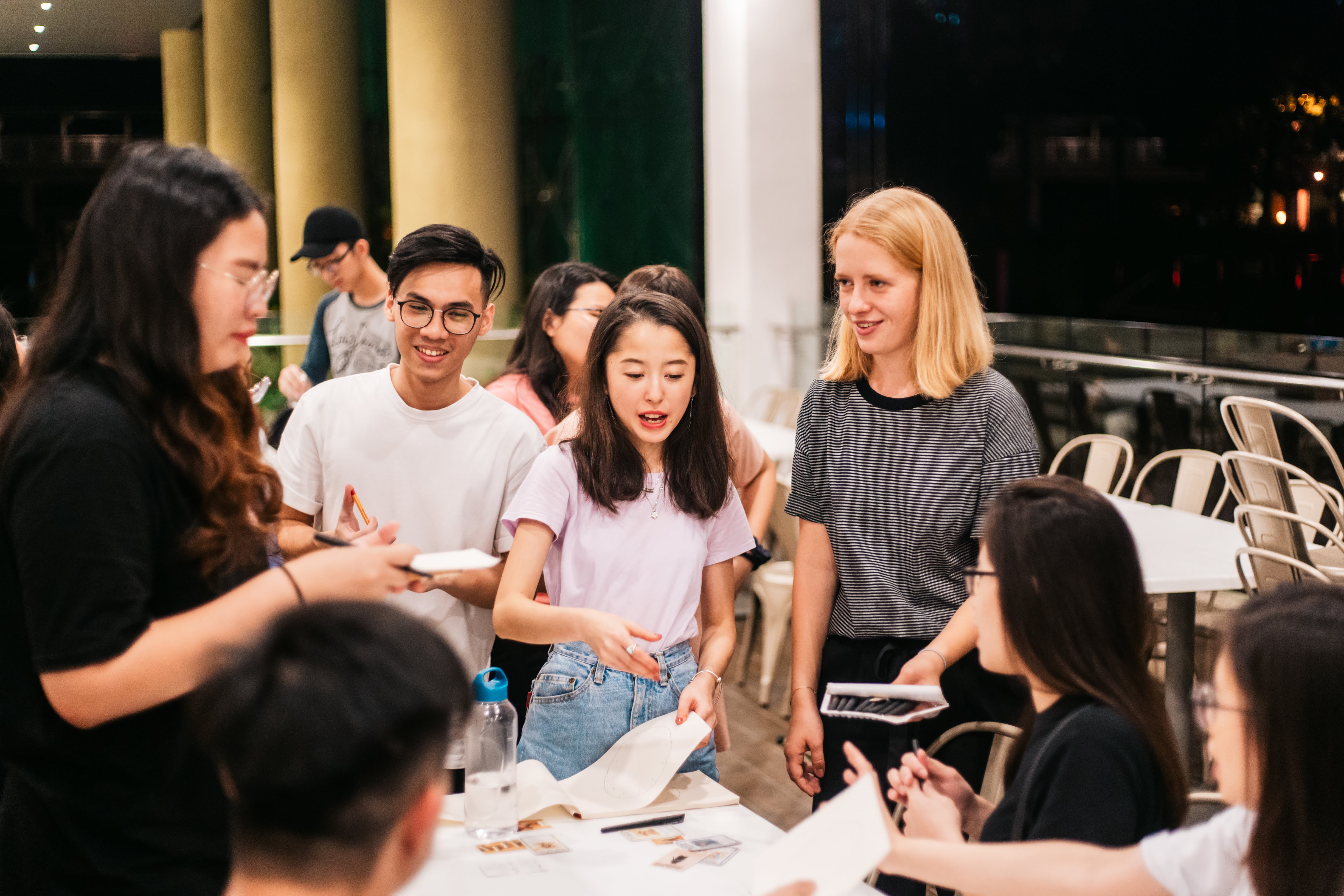 Zwei Kulturen –                        zwei Geschwindigkeiten