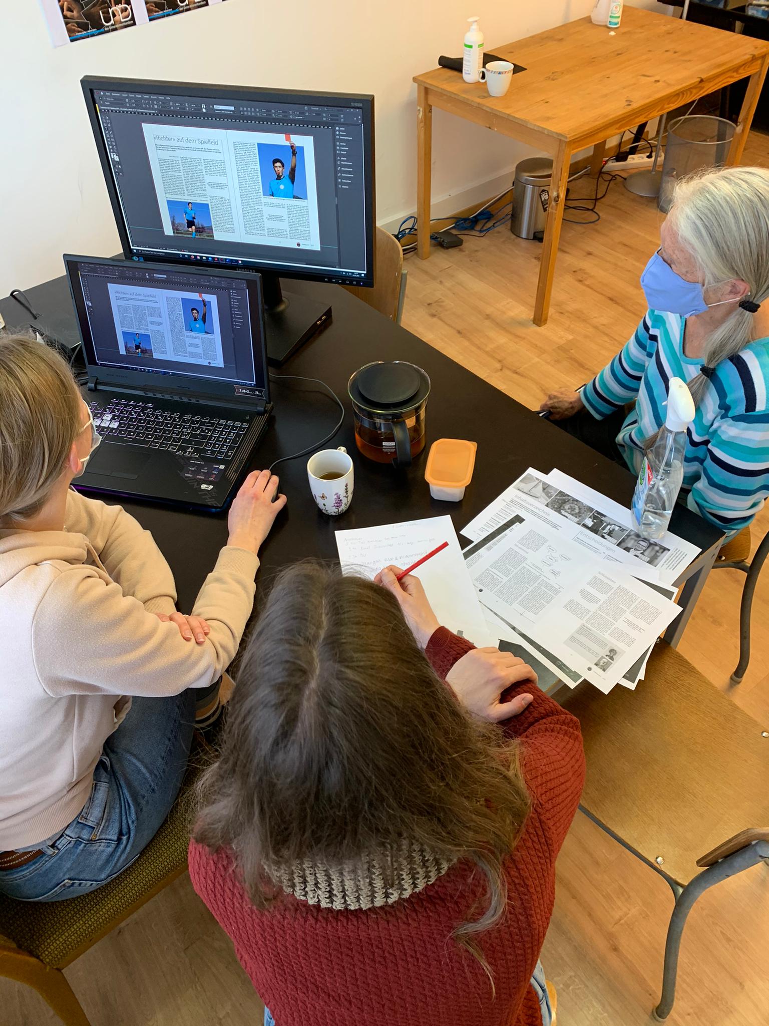 Farbtöpfe, Walzen und Handarbeit: In diesen Schritten entsteht das Magazin von UND Generationentandem